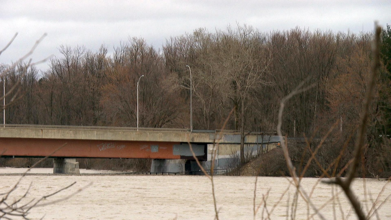 La rivière des Outaouais pendant la crue printanière de 2019.