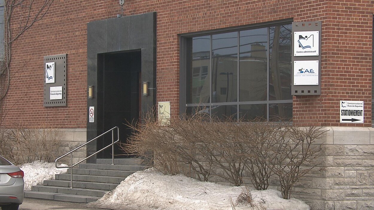 L'édifice de la Commission scolaire des Rives-du-Saguenay sur la rue Jacques-Cartier à Chicoutimi.