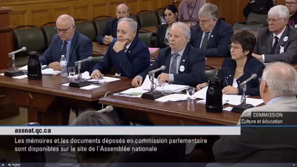 Le président de l'Association Gaétan Gilbert et la présidente de la Commission scolaire de la Baie-James Lyne Laporte-Joly sont assis à une table.