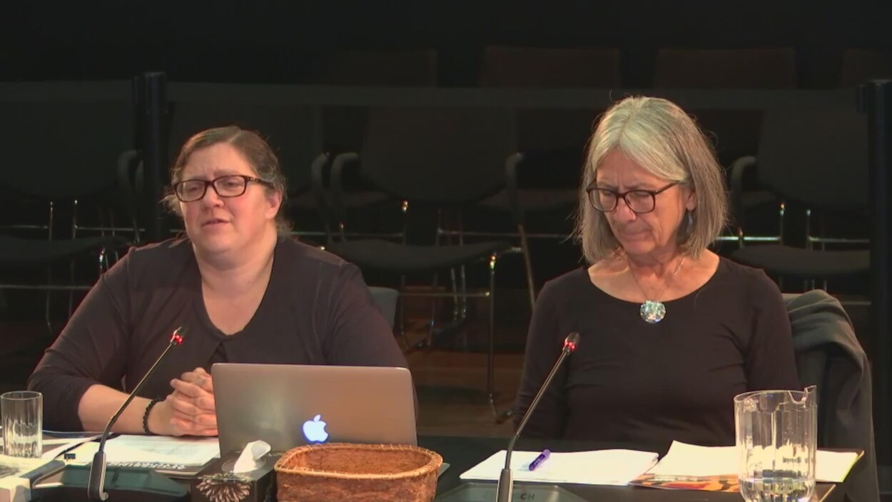 Hadley Friedland (à gauche), professeure à la Faculté de droit de l’Université de l’Alberta et Val Napoleon (à droite), professeure à la Faculté de droit de l’Université de Victoria et directrice du Indigenous Law Research Unit de l’Université de Victoria Hadley Friedland (à gauche), professeure à la Faculté de droit de l’Université de l’Alberta et Val Napoleon (à droite), professeure à la Faculté de droit de l’Université de Victoria et directrice du Indigenous Law Research Unit de l’Université de Victoria