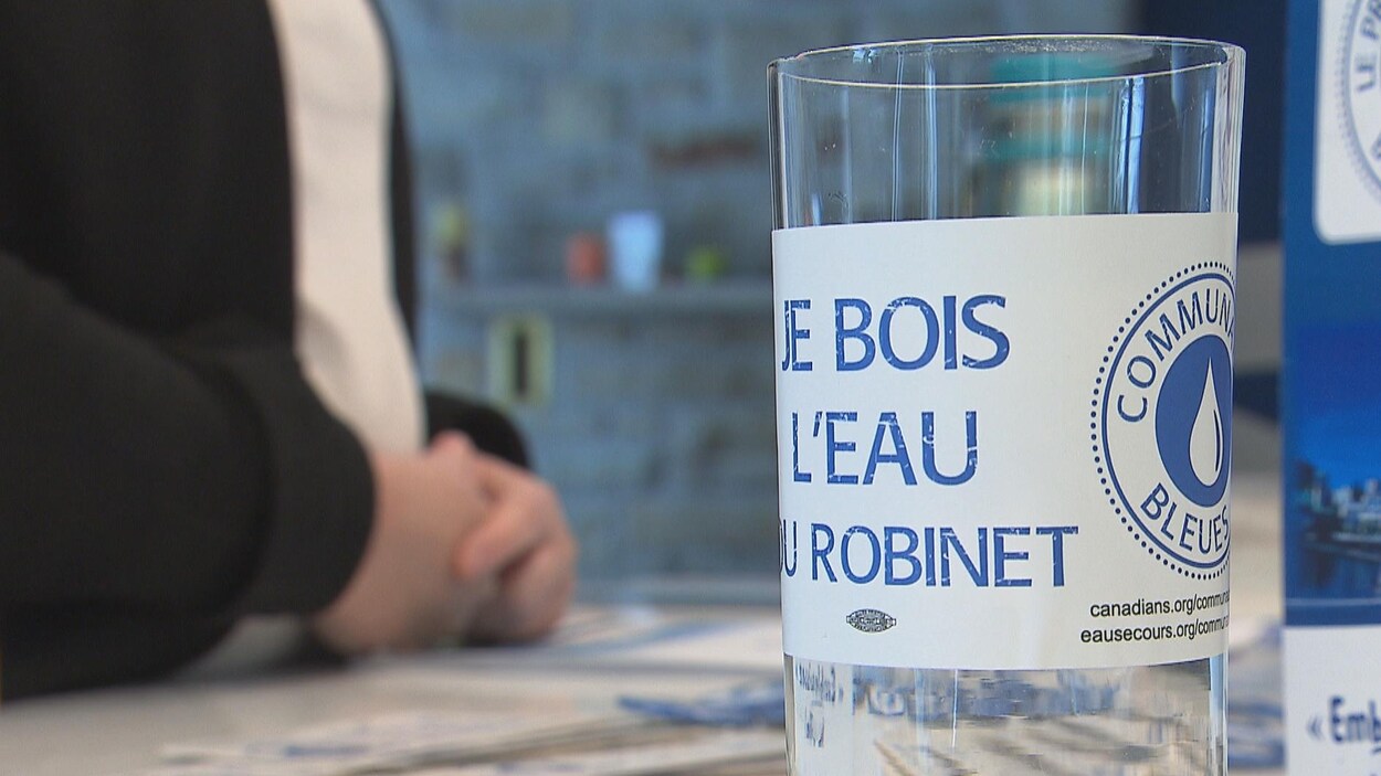 Un verre d'eau à l'effigie du mouvement.