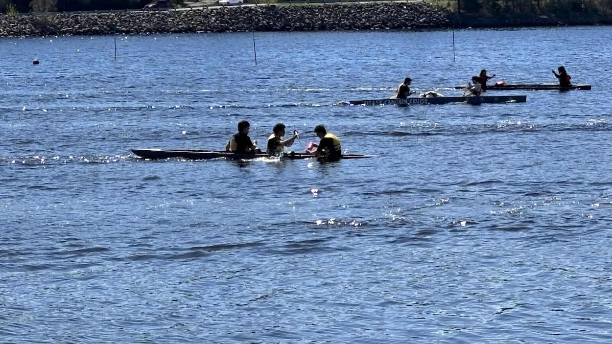 Des étudiants rivalisent d’ingénierie dans leurs canoës en béton