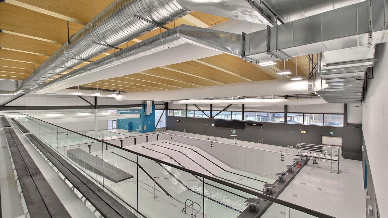 Une piscine intérieure vide.
