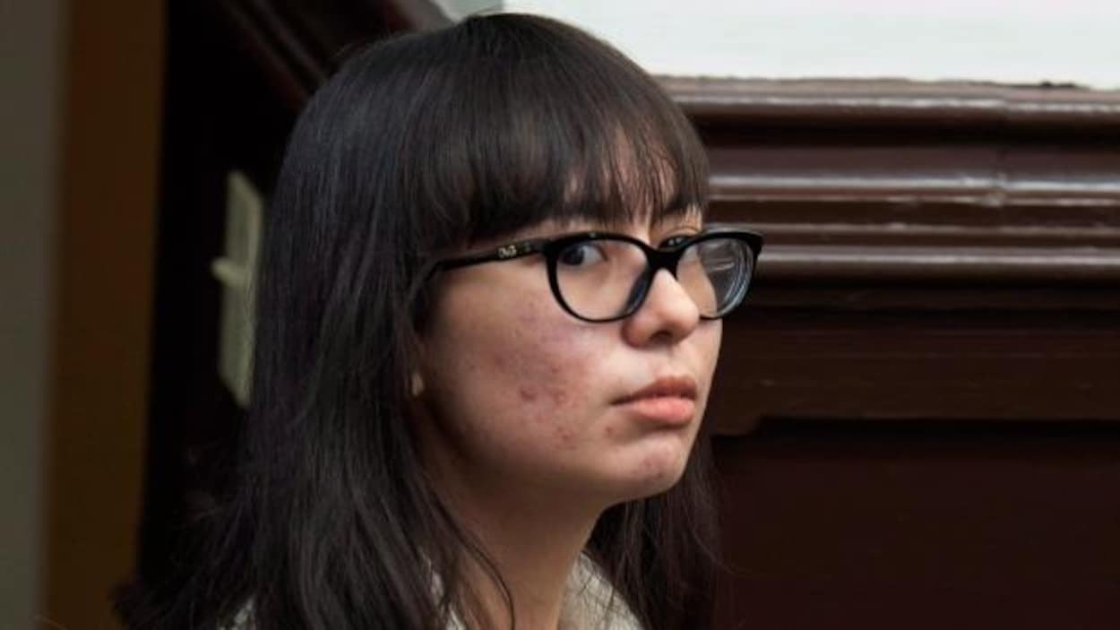 Une femme à l'extérieur d'une salle d'audience d'un tribunal Une femme à l'extérieur d'une salle d'audience d'un tribunal