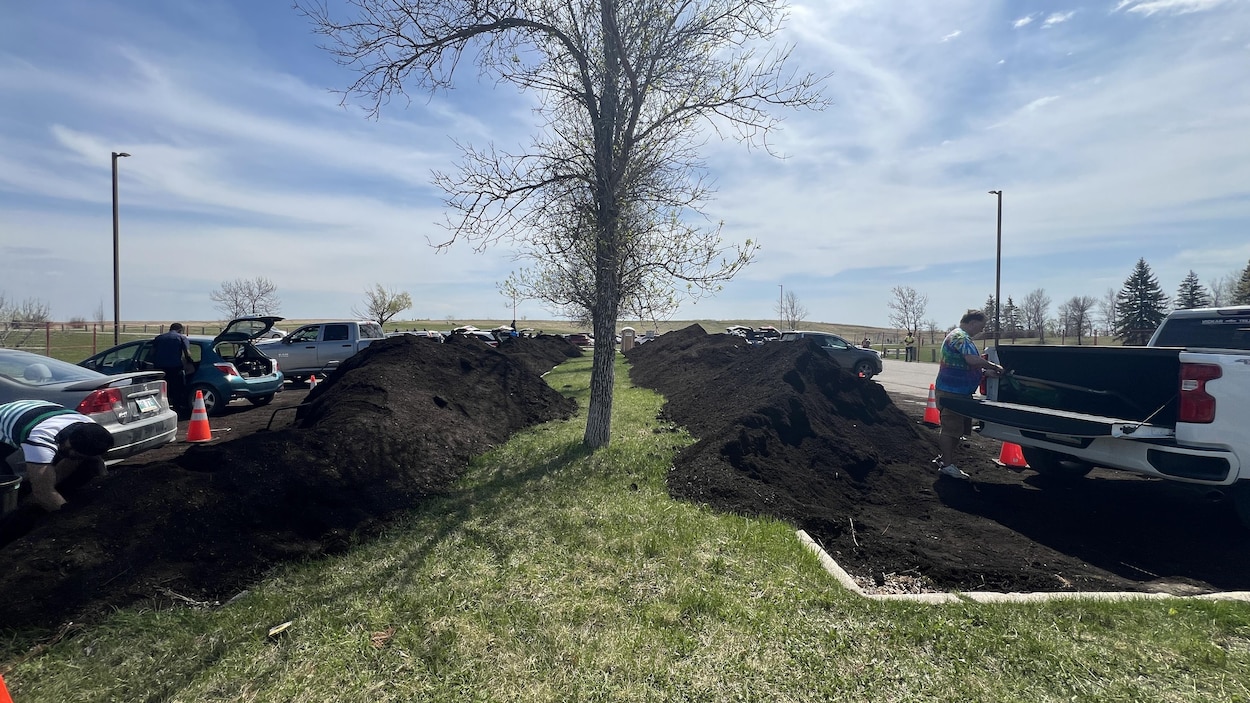 Des centaines de Winnipégois récupèrent du compost gratuit de la Ville ...