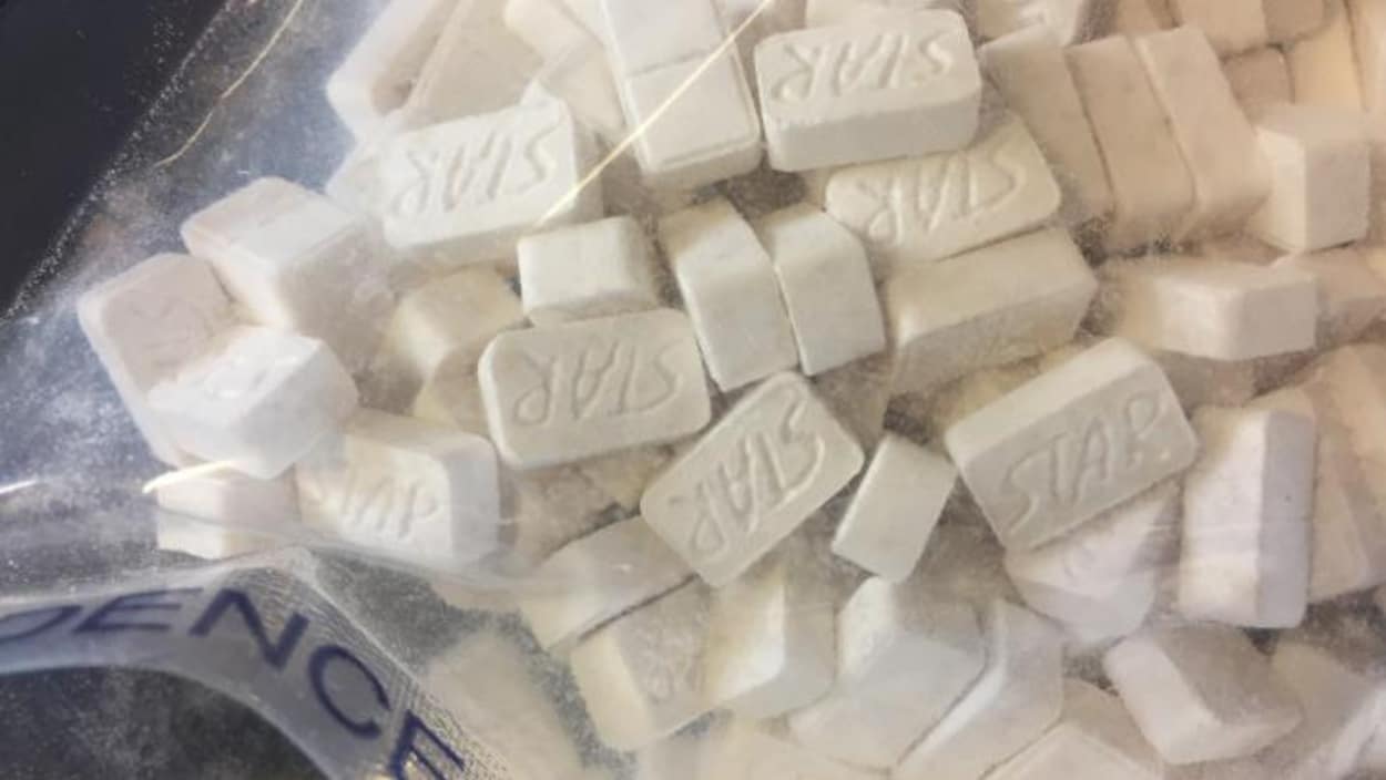 Un sachet contenant des comprimés de méthamphétamine portant l'inscription STAR.