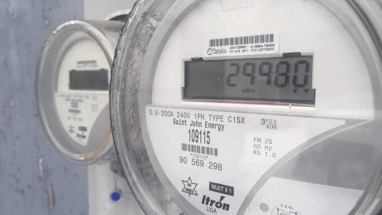 Un compteur intelligent sur le mur d'un immeuble.