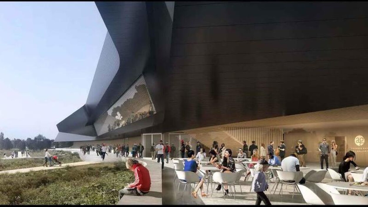 Des gens sur une terrasse près d'un grand bâtiment.