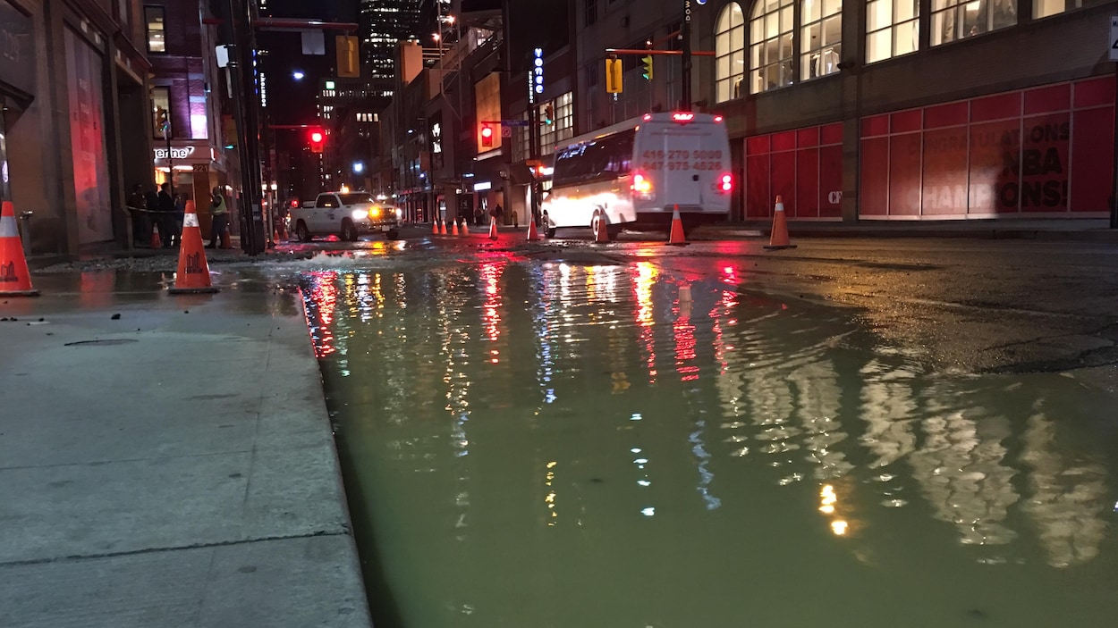 La rue Yonge inondée.