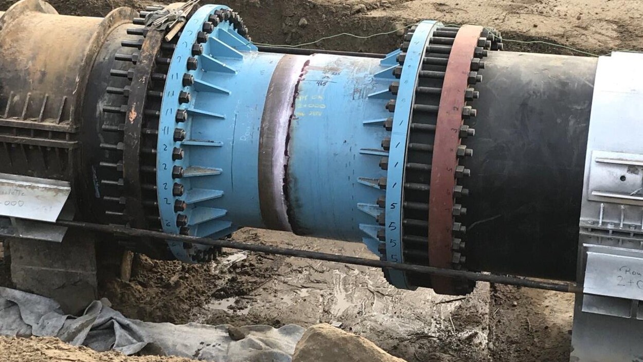 Gros plan sur une conduite d'eau.