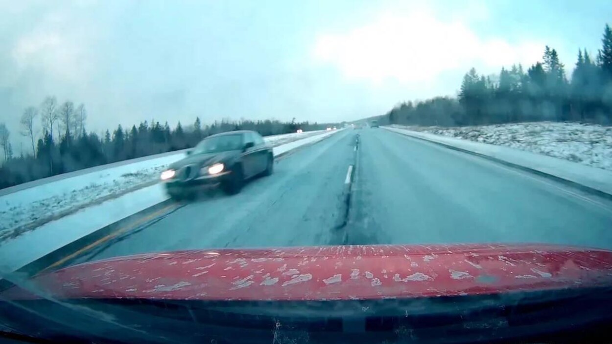Une Jaguar noire (à droite) a été filmée roulant en sens inverse jeudi sur la route 101 en Nouvelle-Écosse.