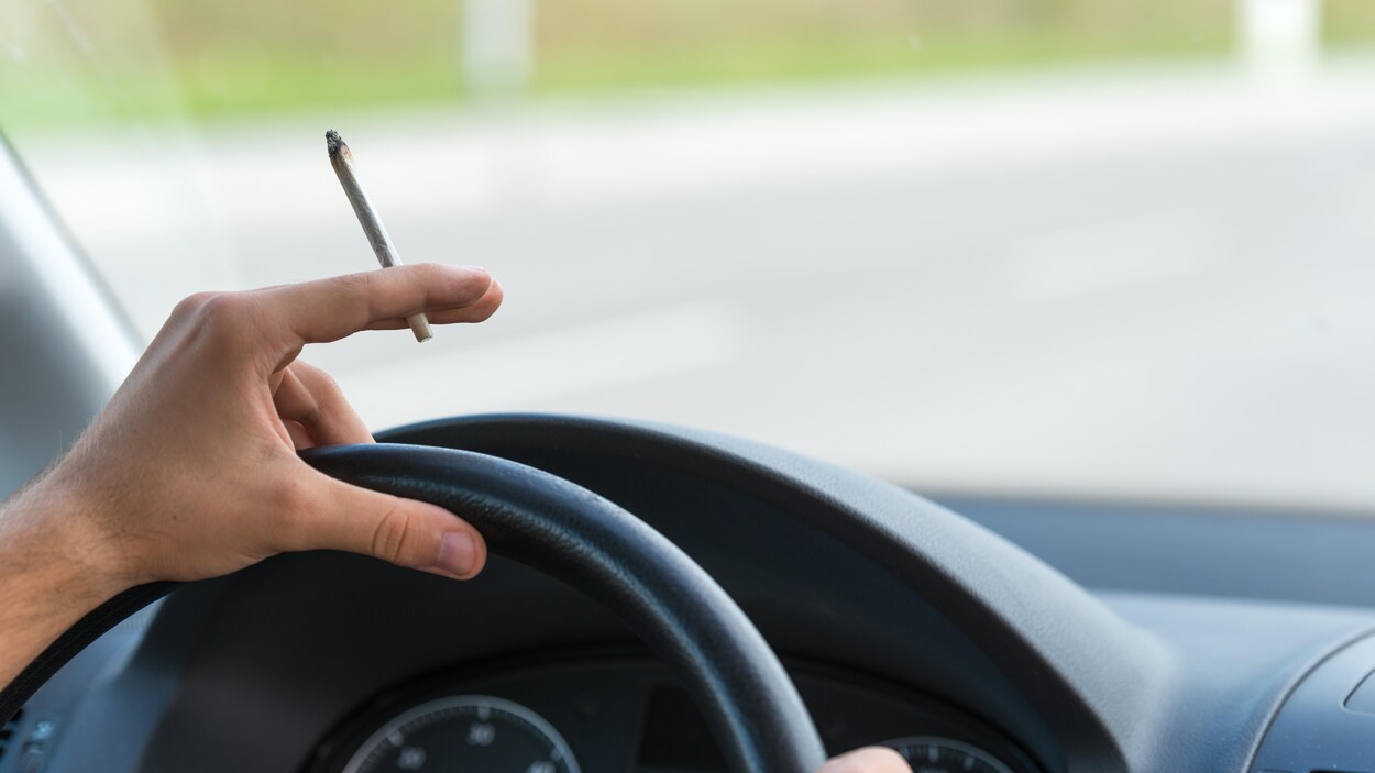 Un conducteur avec un joint de cannabis.