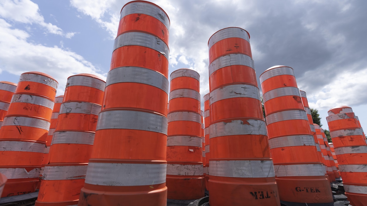 22 des cônes orange à Montréal ne serviraient à rien, selon la