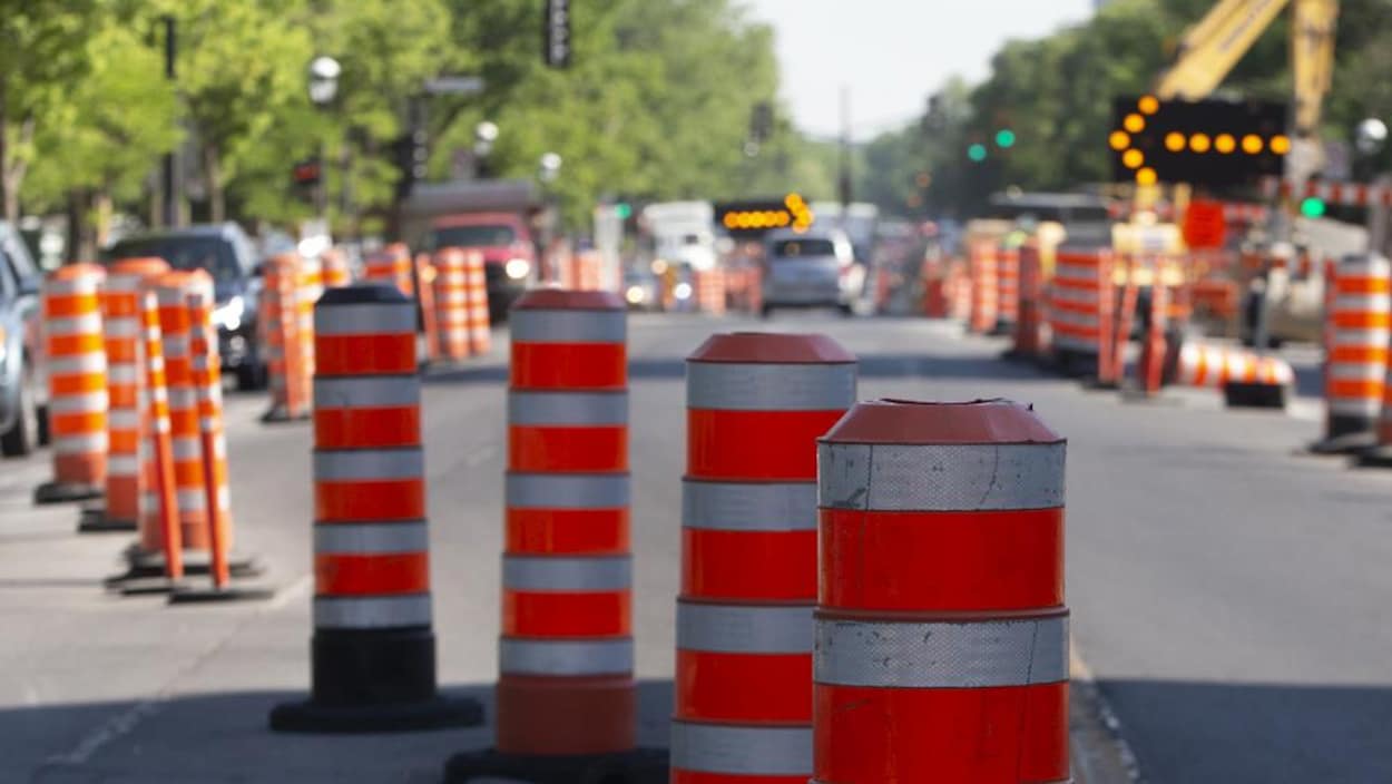 Des travaux et des cônes oranges dans une rue de Montréal.
