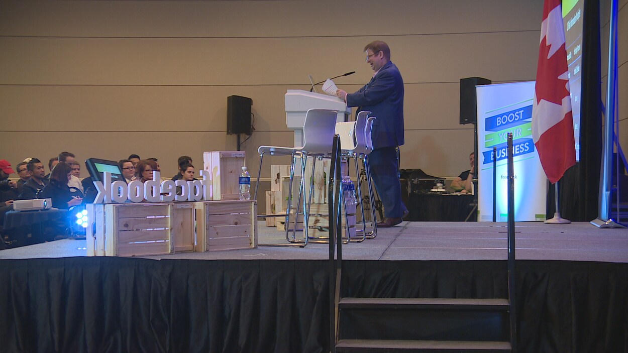 Brent Homan du Commissariat à la protection de la vie privée du Canada devant les quelque 400 participants de la conférence Boost Your Business.