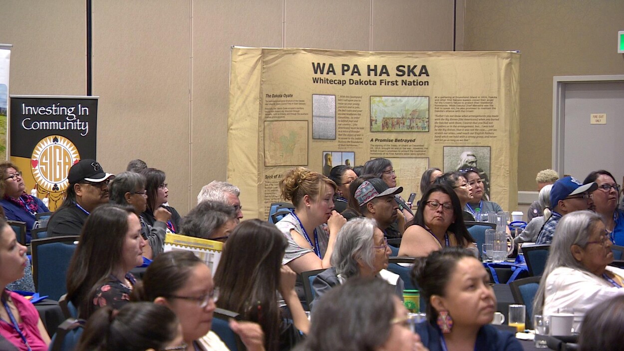 Plusieurs visiteurs assis à la conférence sur l'avenir de la langue Dakota.
