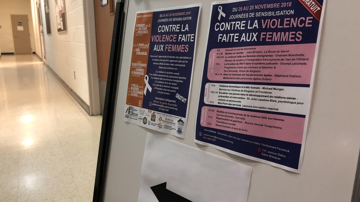 Affiche dans un corridor de l'école secondaire catholique Marie-Rivier à Kingston.