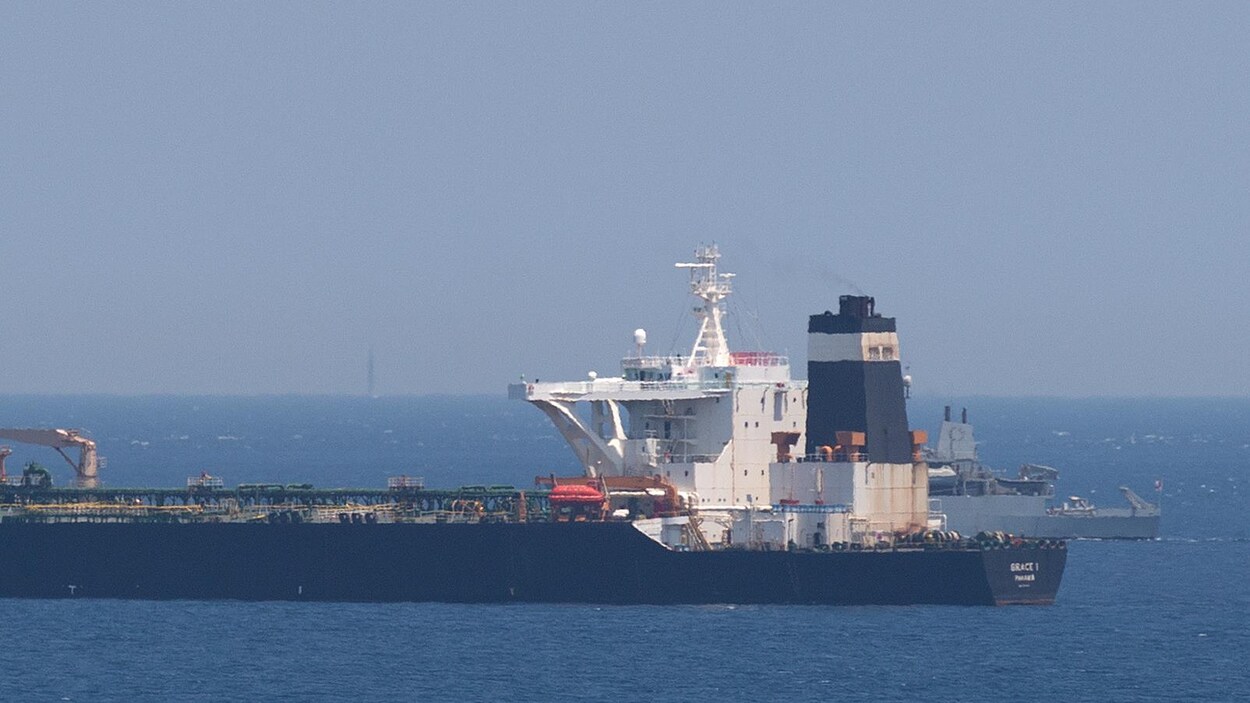 Le pétrolier iranien Grace 1 avec un navire de la marine britannique derrière lui.