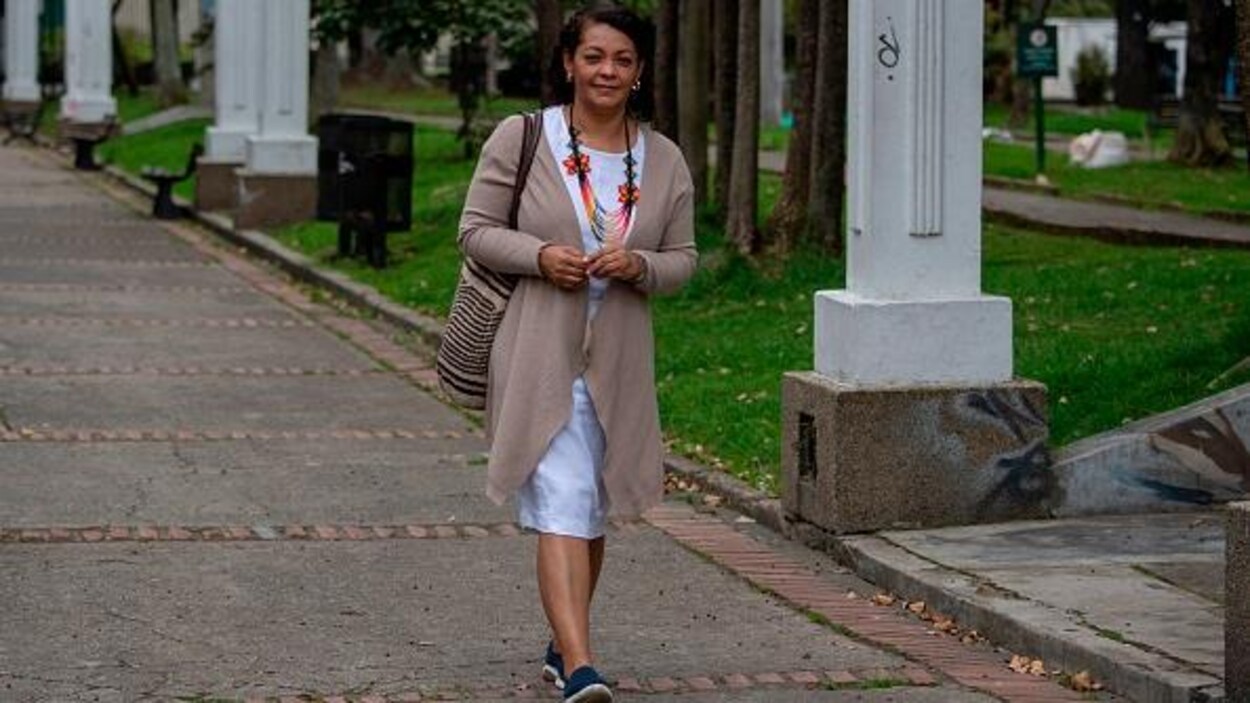 Une femme marche sur un trottoir en Colombie.