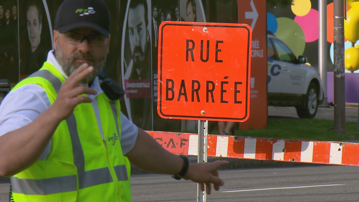 Un employé du RTC assure la fluidité de la circulation