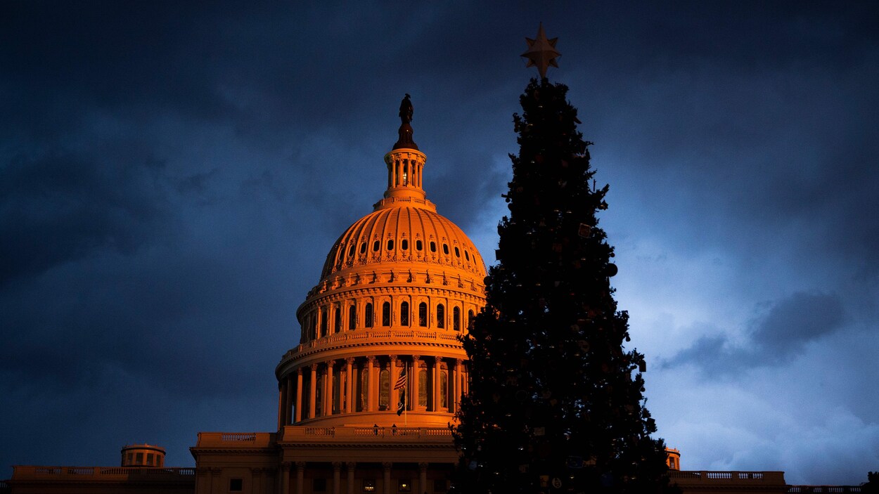 Le soleil se couche sur le Capitole, à Washington.