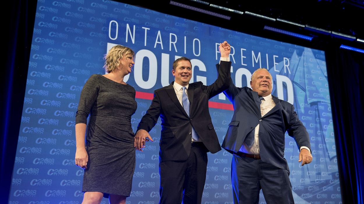 Le premier ministre de l'Ontario, Doug Ford, à droite, sur scène avec le chef conservateur Andrew Scheer et son épouse Jill Scheer lors du congrès national conservateur à Halifax