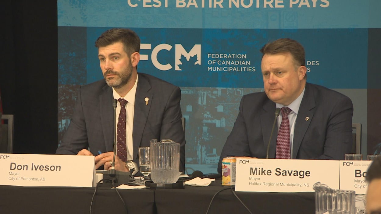 Le maire d'Edmonton, Don Iveson (à gauche), et le maire d'Halifax, Mike Savage (à droite), au congrès de la Fédération canadienne des municipalités.