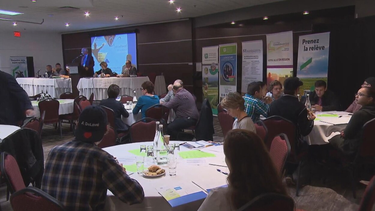 Des participants au congrès écoutent un exposé. Des participants au congrès écoutent un exposé.