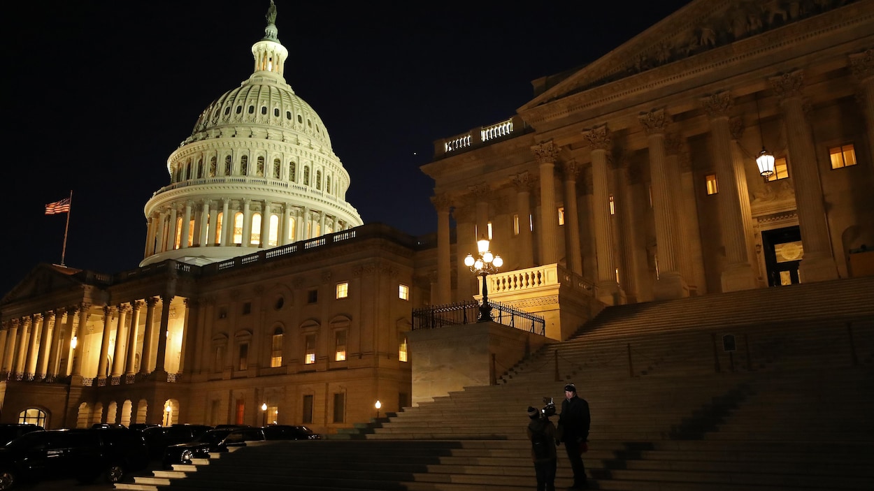 Le Capitole, abritant le Sénat et la Chambre des représentants, de nuit, et ses escaliers.