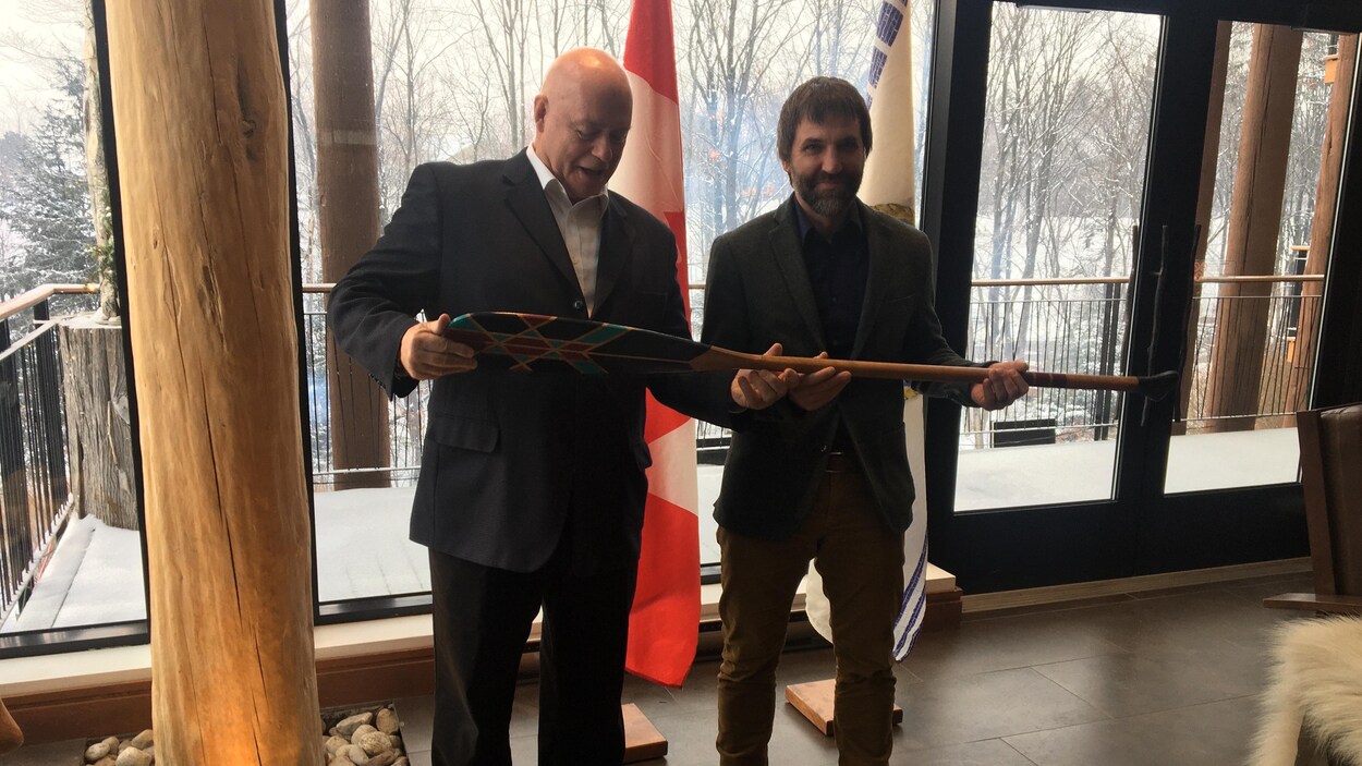 Konrad Sioui et Steven Guilbault prennent la pose à l’occasion d’une séance photo. Les deux hommes tiennent un aviron.
