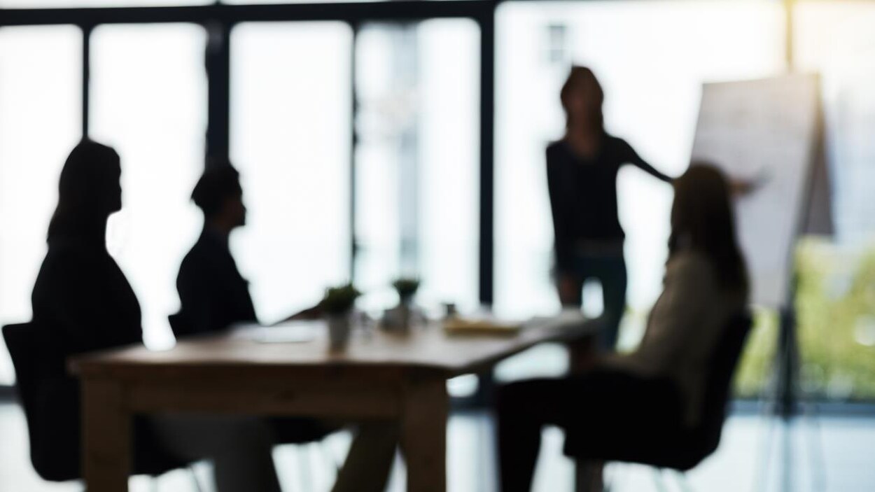 Photo floue de membres d'un conseil d'administration.