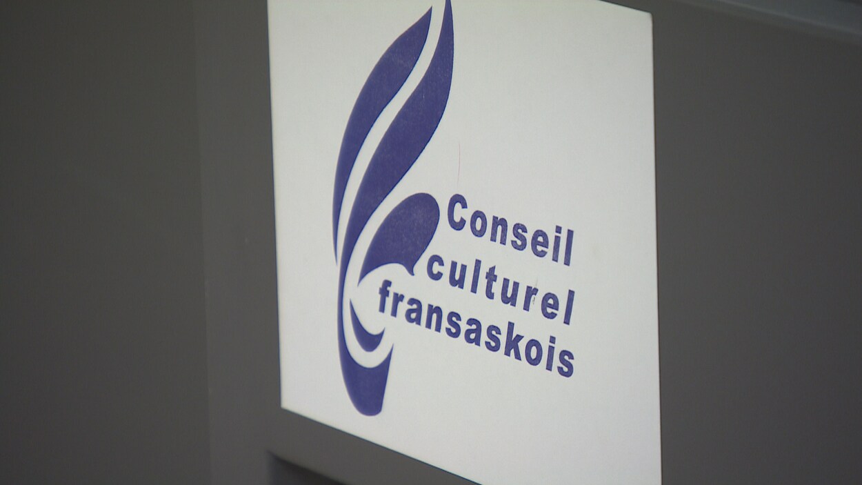 Un autocollant sur lequel il est écrit Conseil culturel fransaskois