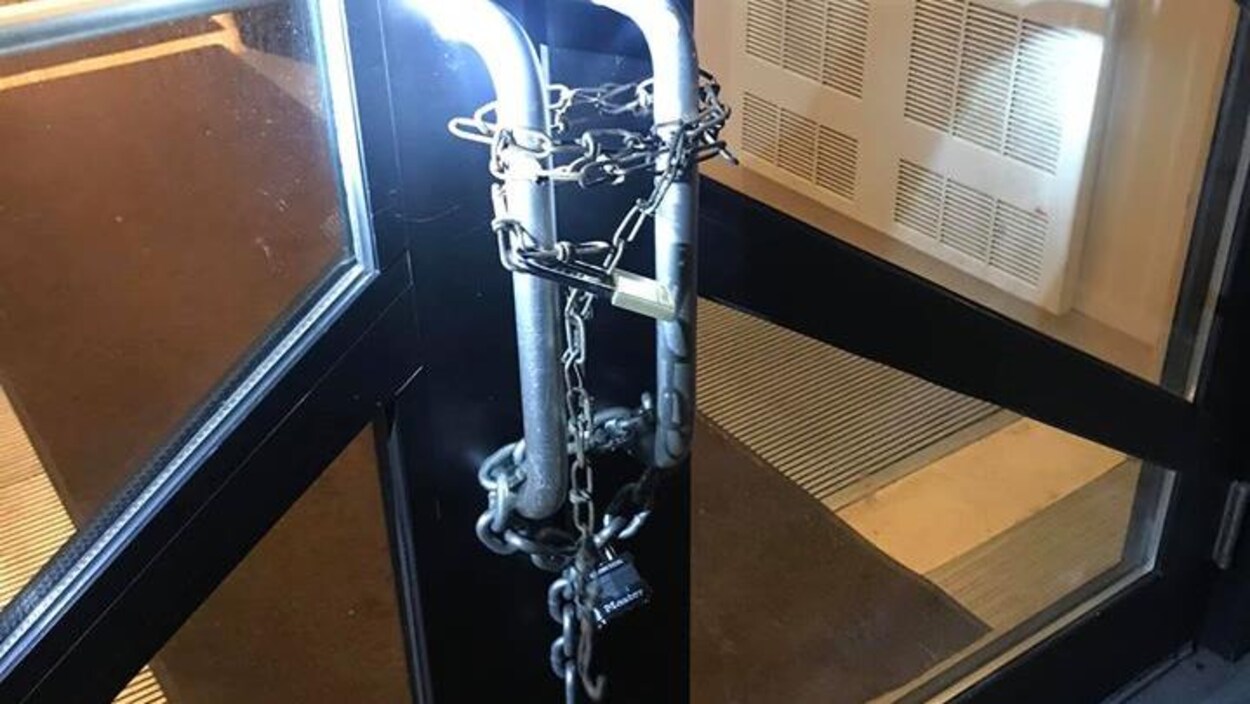 Une porte avec des cadenas et des chaînes.