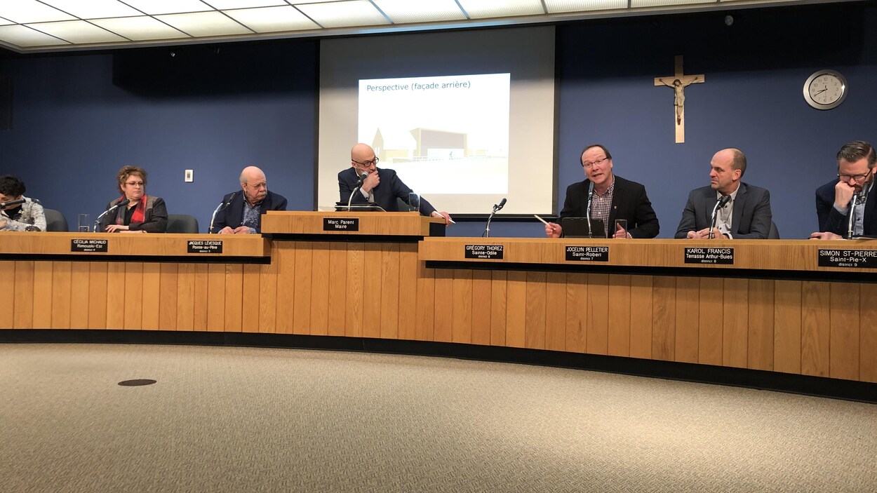 Les élus discutent ensemble lors du conseil municipal.