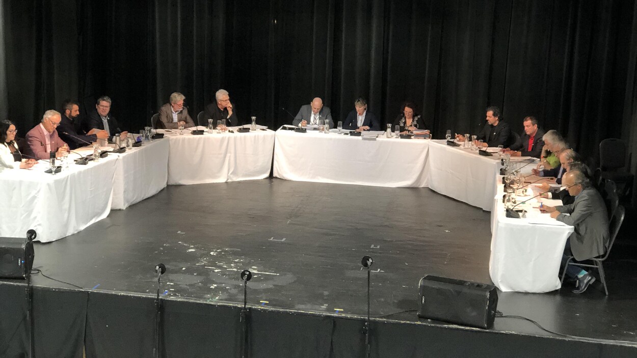 Le conseil municipal de Saguenay assis à La Baie