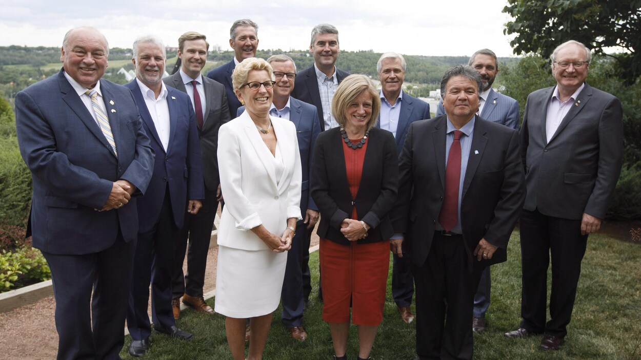 Les premiers ministres des provinces et des territoires posent dans les jardins de l'hôtel accueillant le Conseil de la fédération.