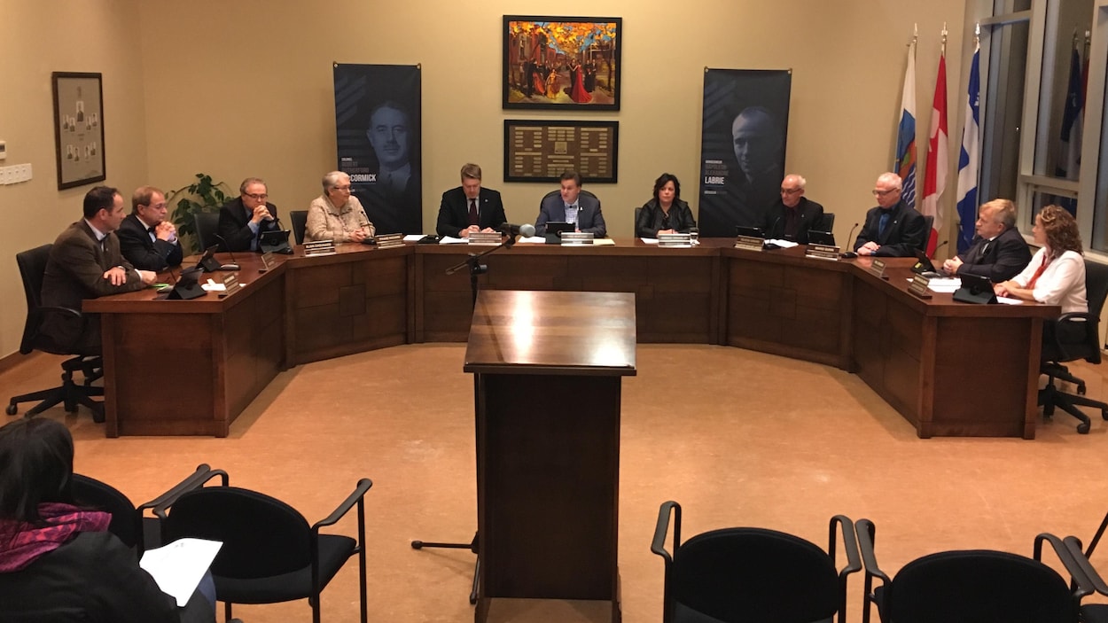 Les élus de Baie-Comeau pendant le conseil municipal.