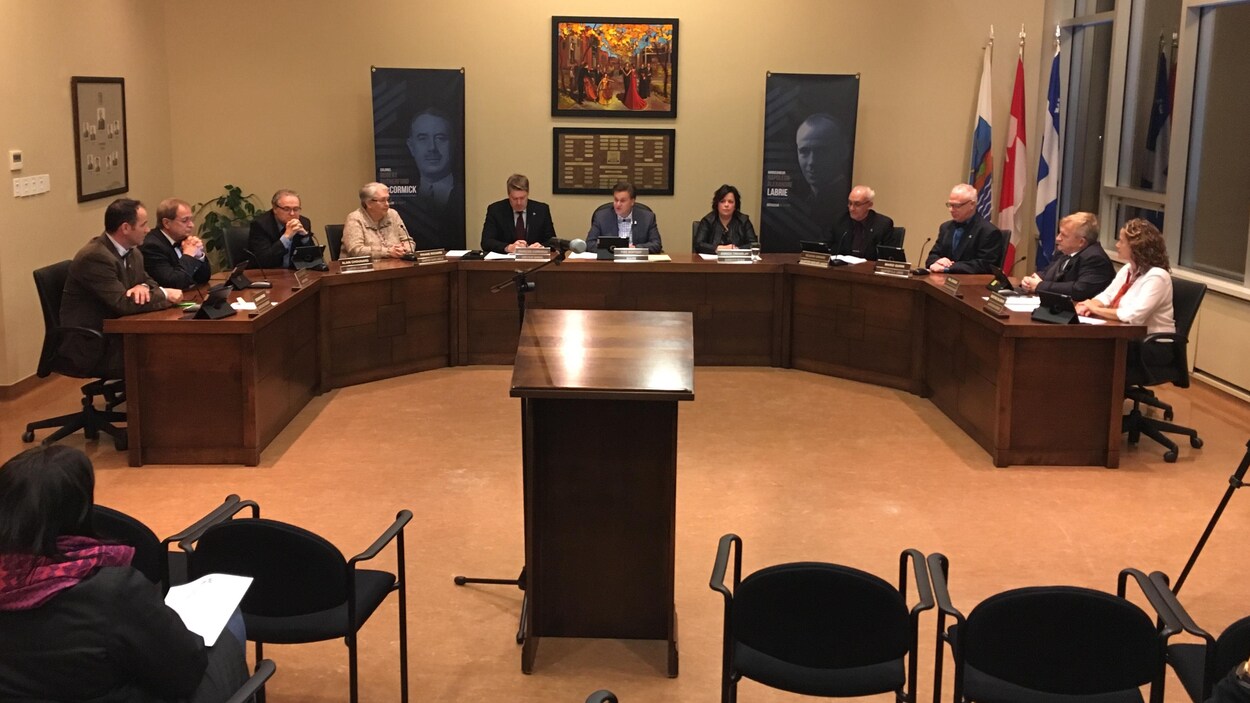 Les élus de Baie-Comeau pendant le conseil municipal.