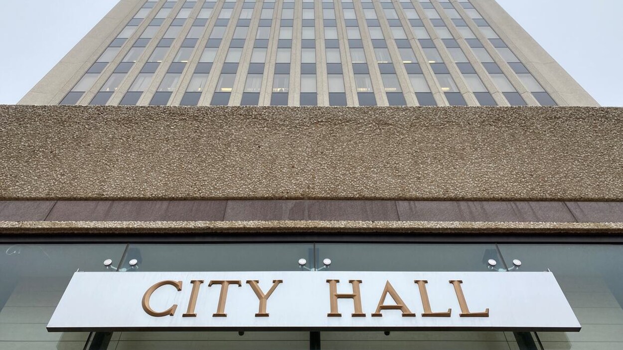 Gros plan sur l'édifice qui abrite l'hôtel de ville de Regina.