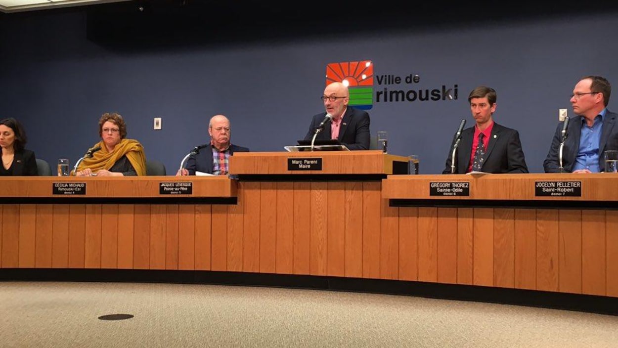 Les maires et les conseillers de la Ville de Rimouski lors d'une séance du conseil municipal.