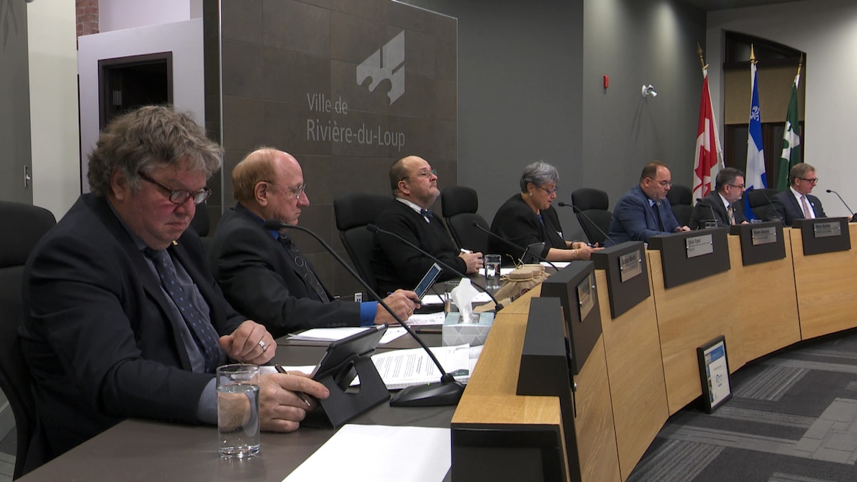 Les membres du conseil municipal de Rivière-du-Loup lors d'une réunion.