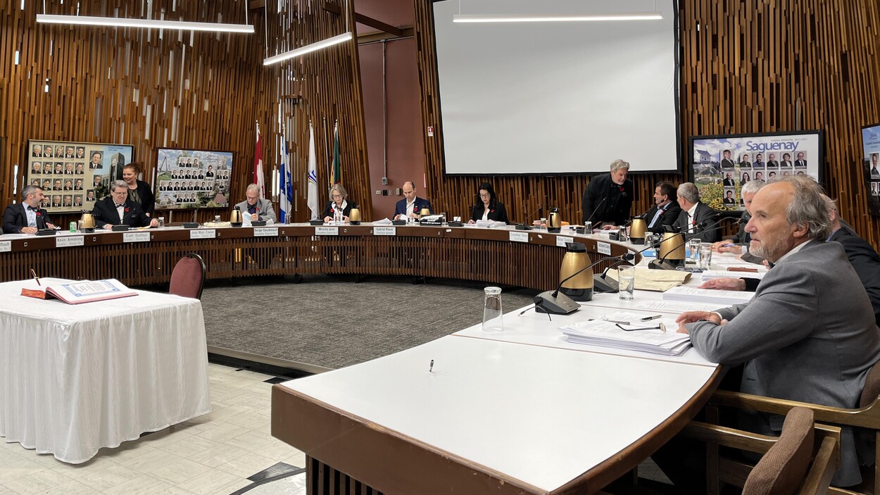 Conseil municipal de Saguenay présentation d’une forte hausse des