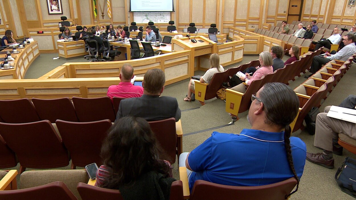 Des personnes assistent à la réunion du conseil municipal de Saskatoon.
