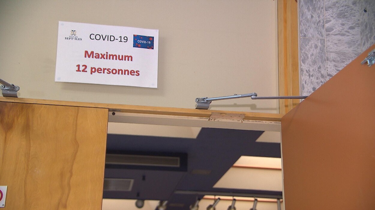Un panneau affiche le nombre maximum de personnes pouvant assister au conseil municipal de la Ville de Sept-Îles.