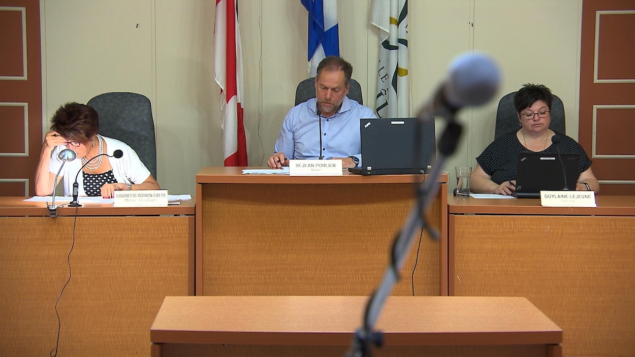Une séance du conseil municipal de Sept-Îles