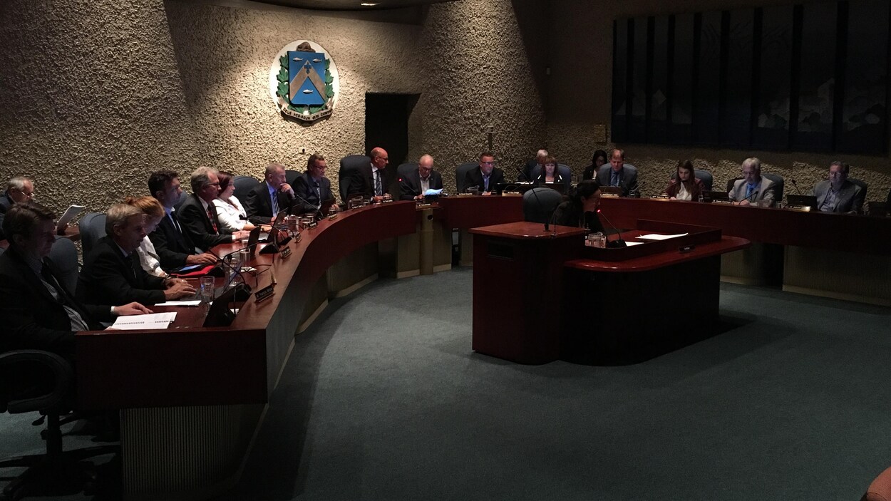 Tous les conseillers ainsi que le maire Yves Lévesque réunis en conseil municipal. Tous les conseillers ainsi que le maire Yves Lévesque réunis en conseil municipal.