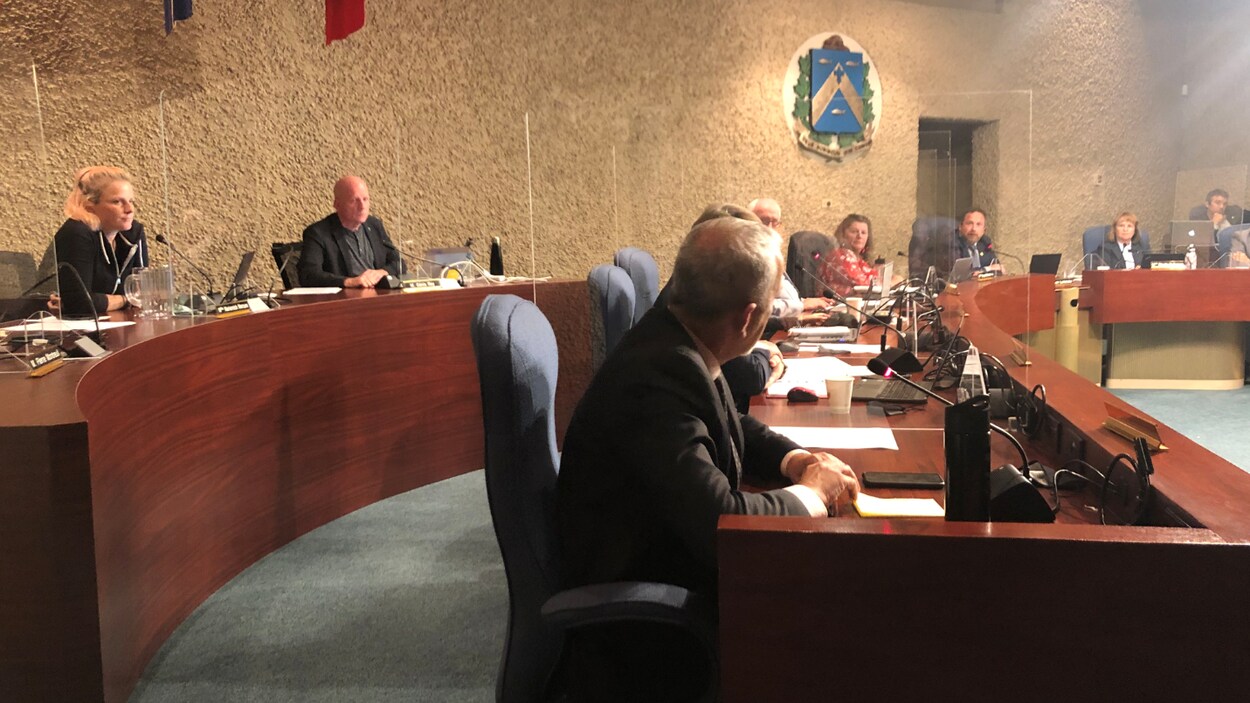 La salle du conseil municipal où tous les élus sont assis.