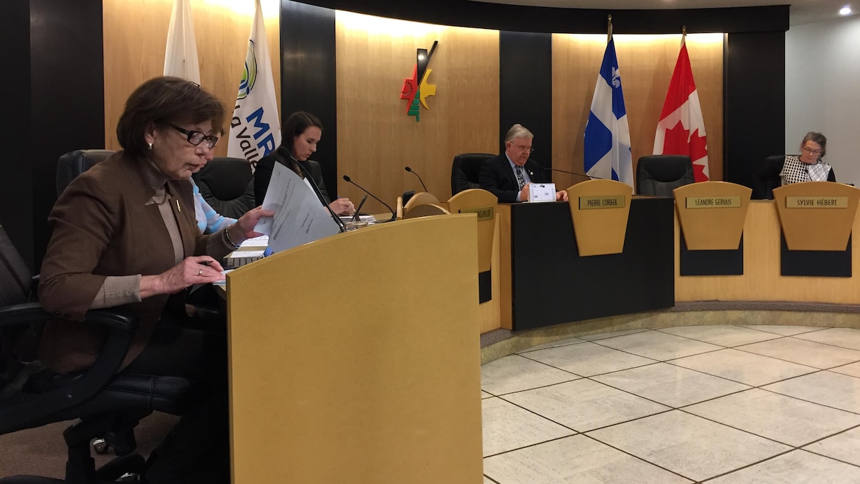Des conseillers municipaux lors d'une séance du conseil de Val-d'Or.