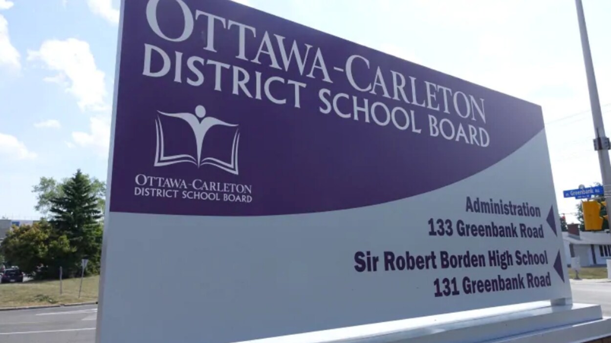 Une pancarte violette et blanche qui indique le Conseil scolaire du district d’Ottawa-Carleton.