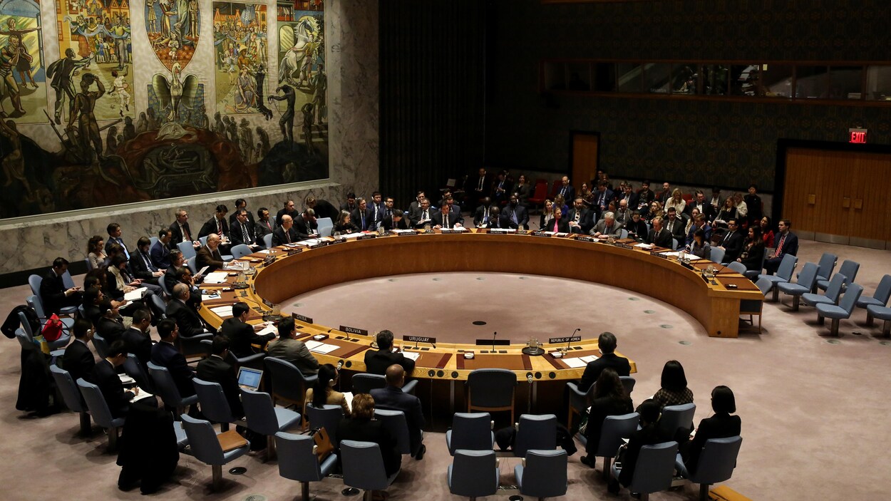 Des membres du Conseil de sécurité des Nations unies sont assis autour d'une table. Des membres du Conseil de sécurité des Nations unies sont assis autour d'une table.